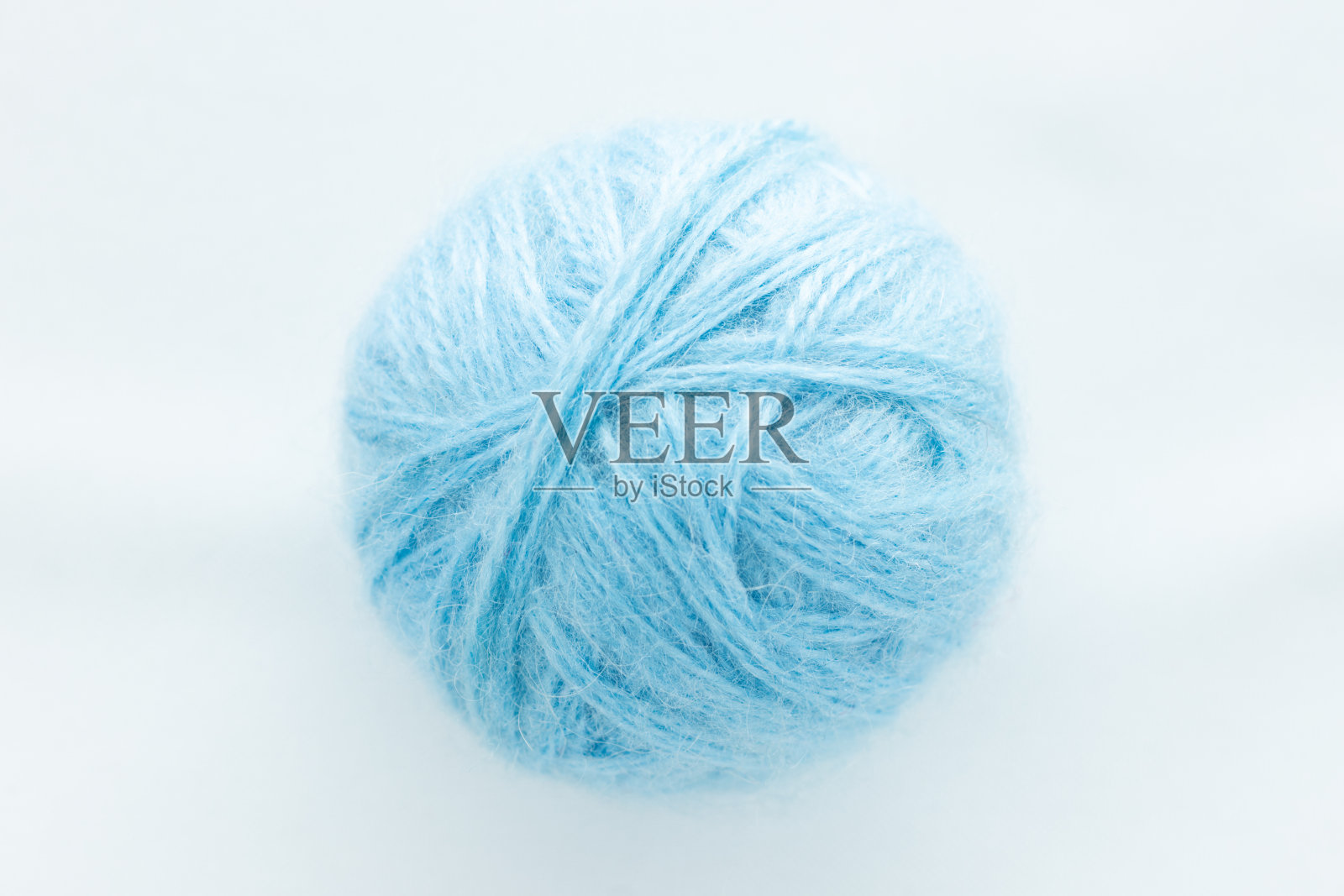 以手工爱好编织为主题，以白色编织为背景，画面中央的蓝色圆球为主题照片摄影图片