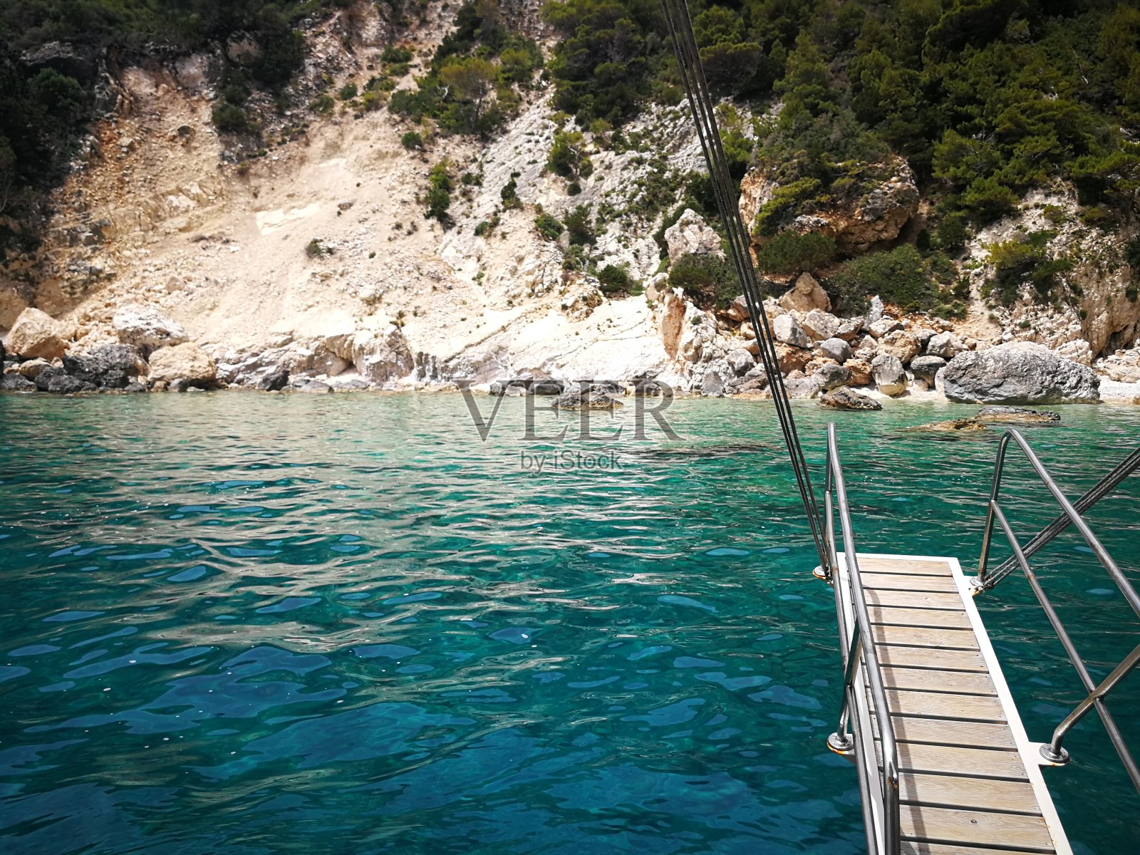 小船在湛蓝的海面上疾驰照片摄影图片