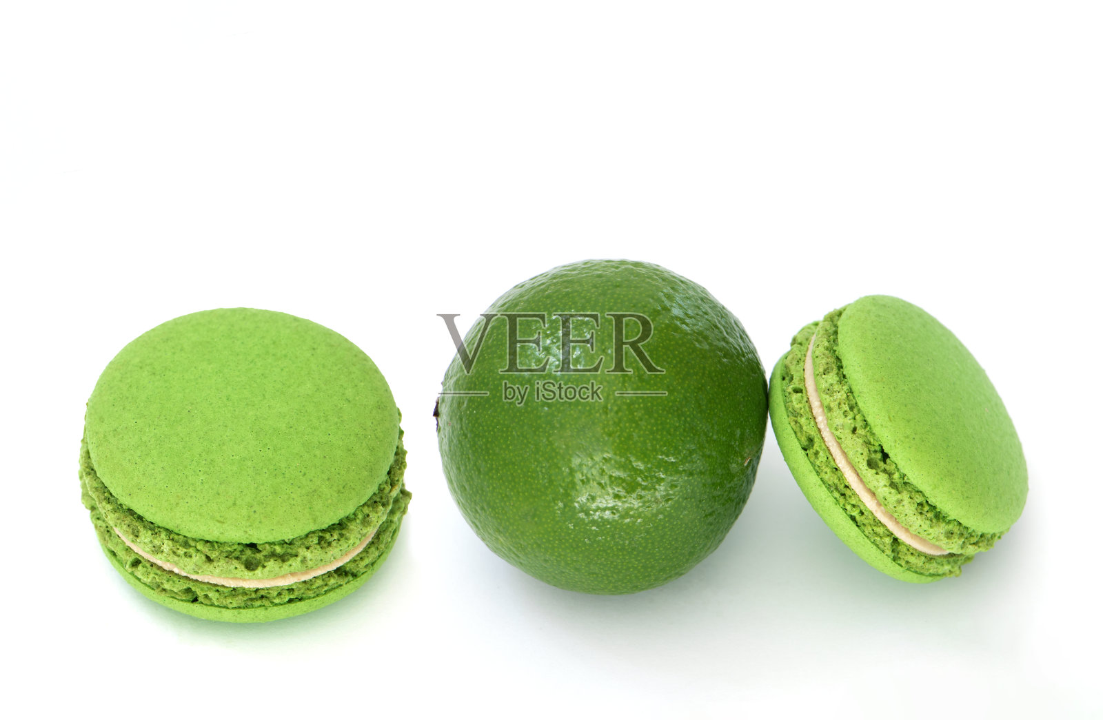 白色背景上的绿色杏仁饼干。高清晰度照片在近距离。照片摄影图片