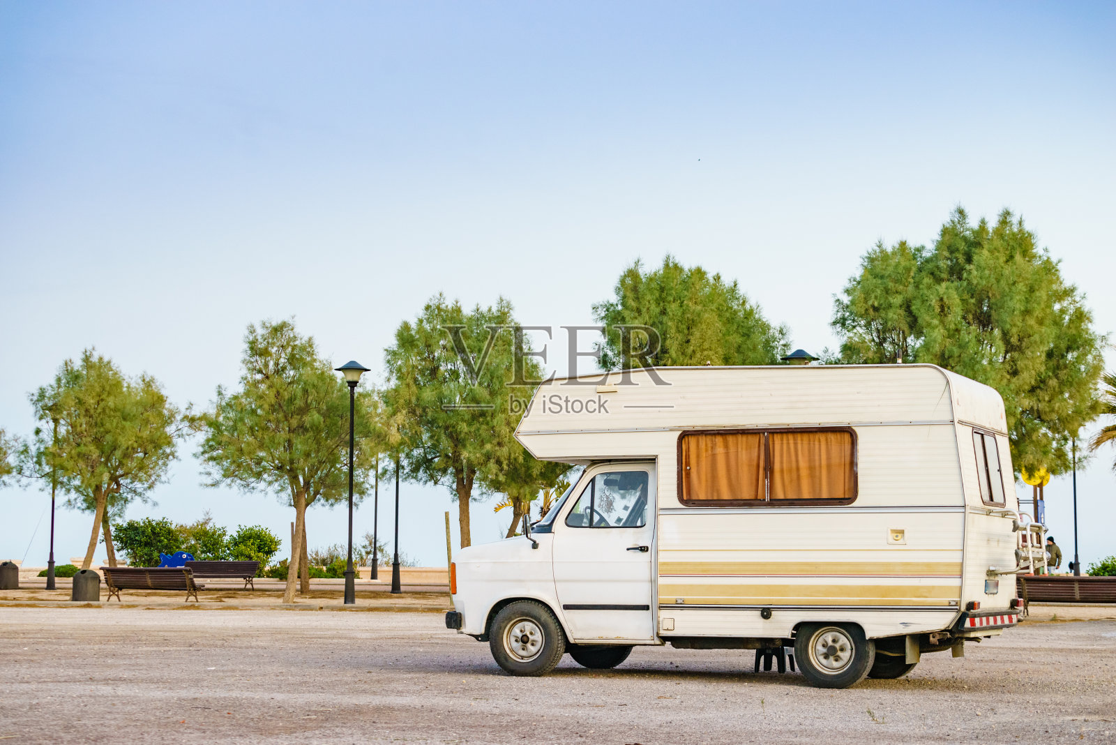 海滩上的露营房车照片摄影图片