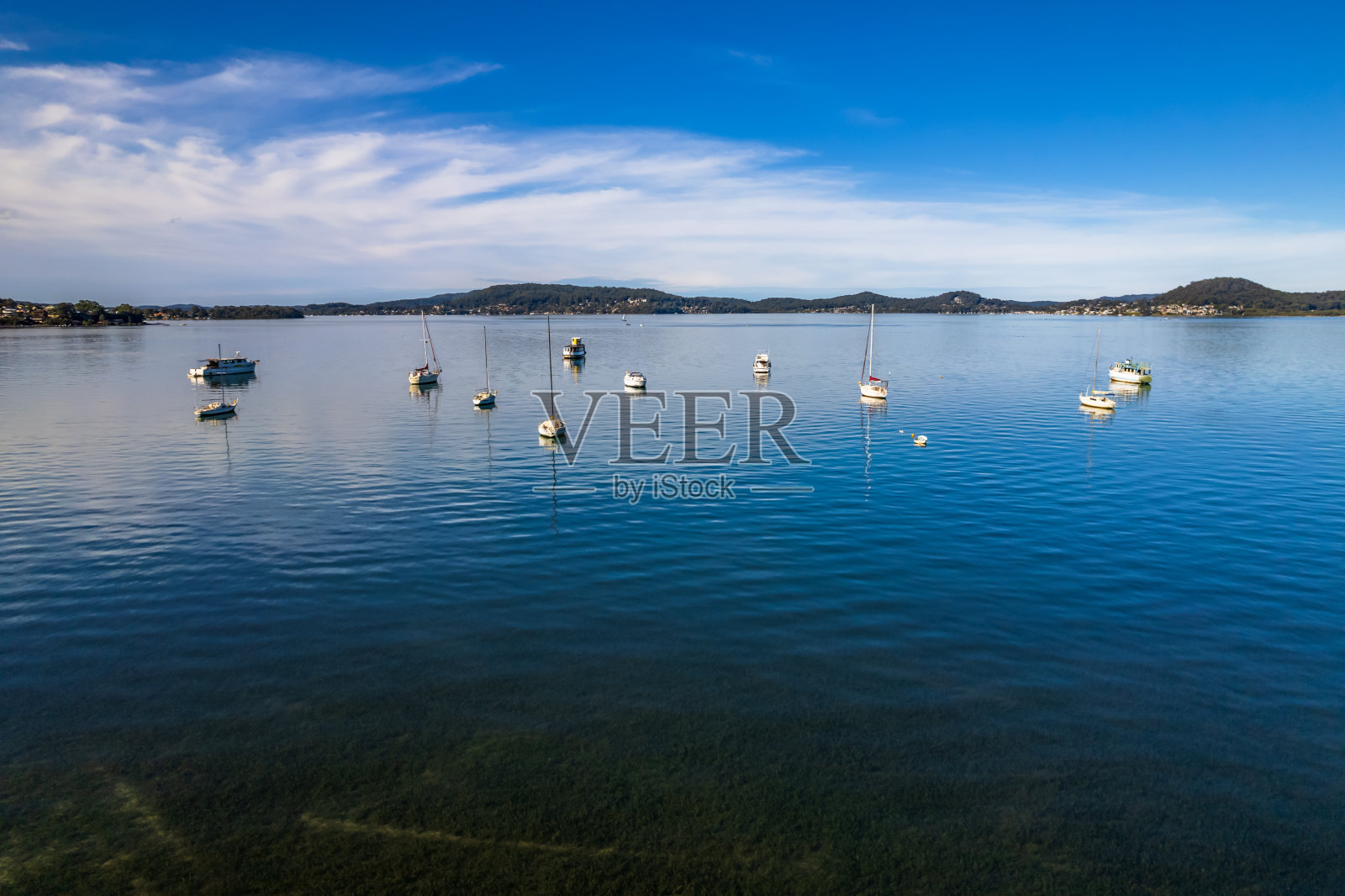 白天空中水景与船照片摄影图片