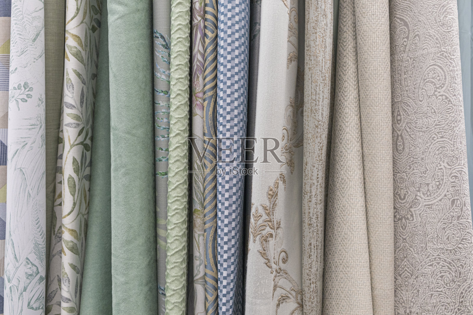 彩色纹理的织物在商店的货架上特写照片摄影图片