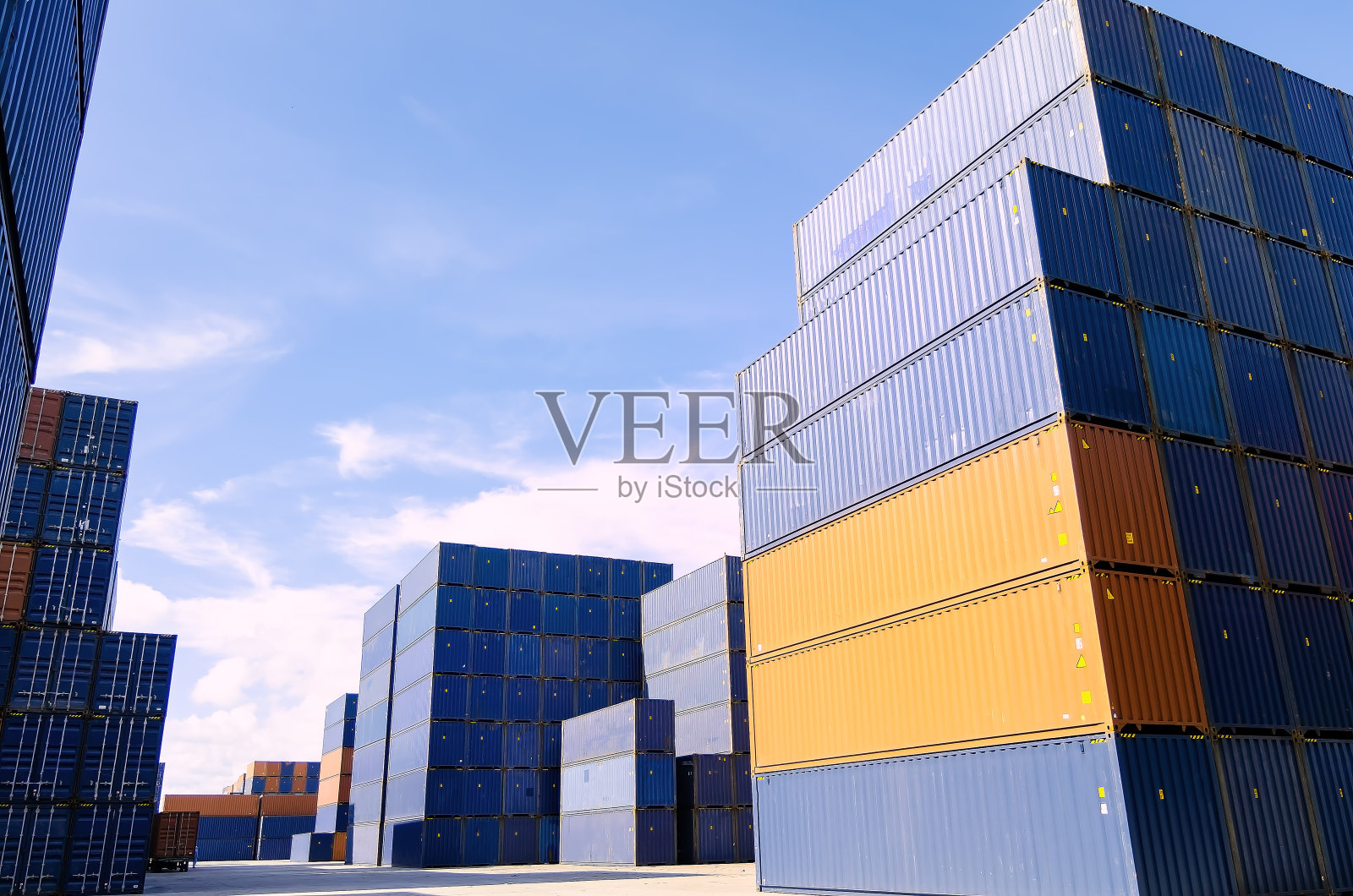 集装箱堆场装卸，集装箱装卸。货柜车在货场装卸货柜。港口物流、集装箱堆场作业。照片摄影图片