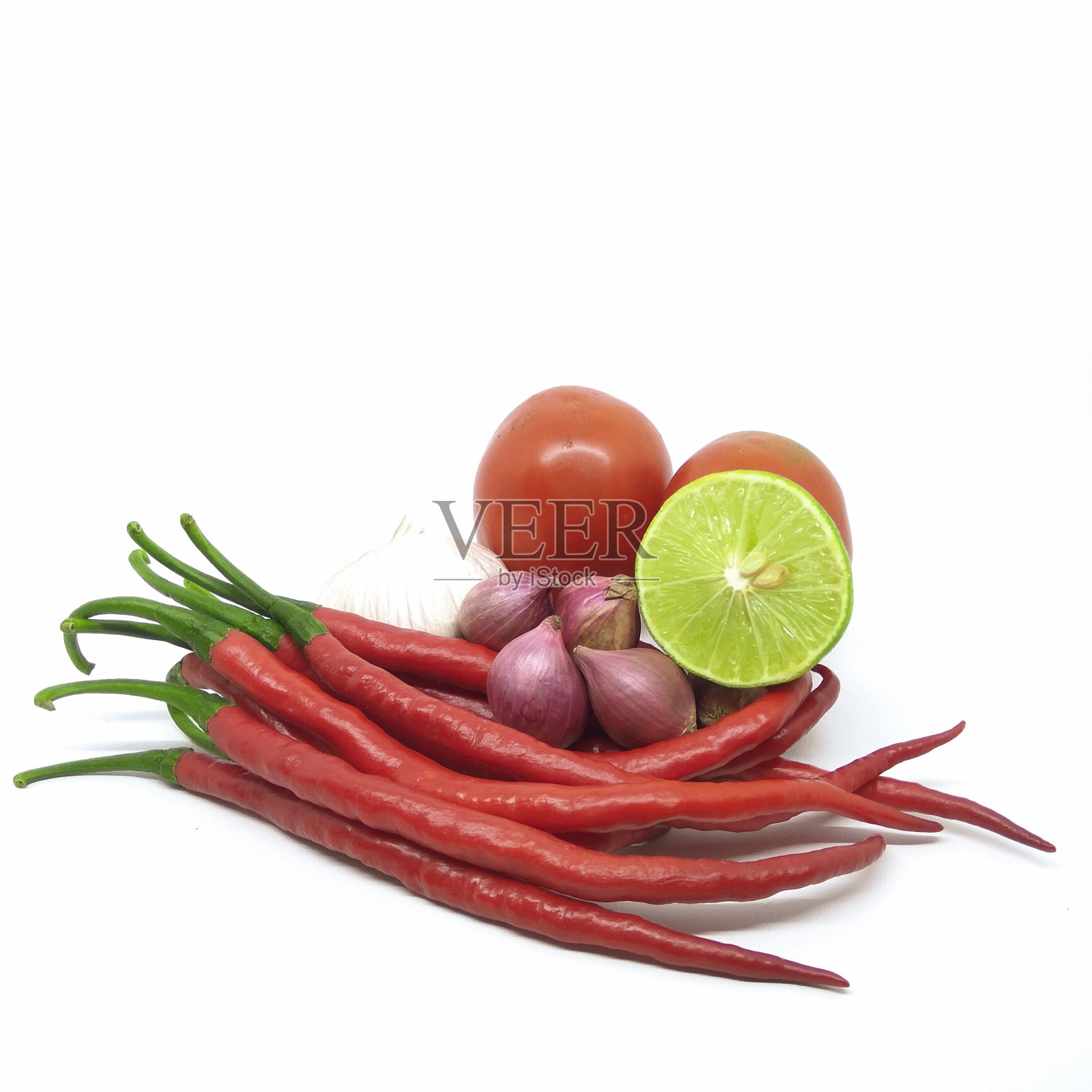 厨房配料包括新鲜的红辣椒，西红柿和洋葱在白色的背景照片摄影图片