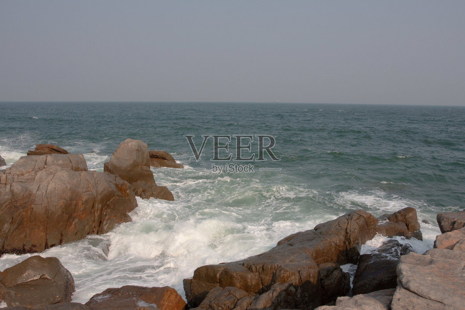 2007年10月20日海浪拍打岩石海岸照片摄影图片