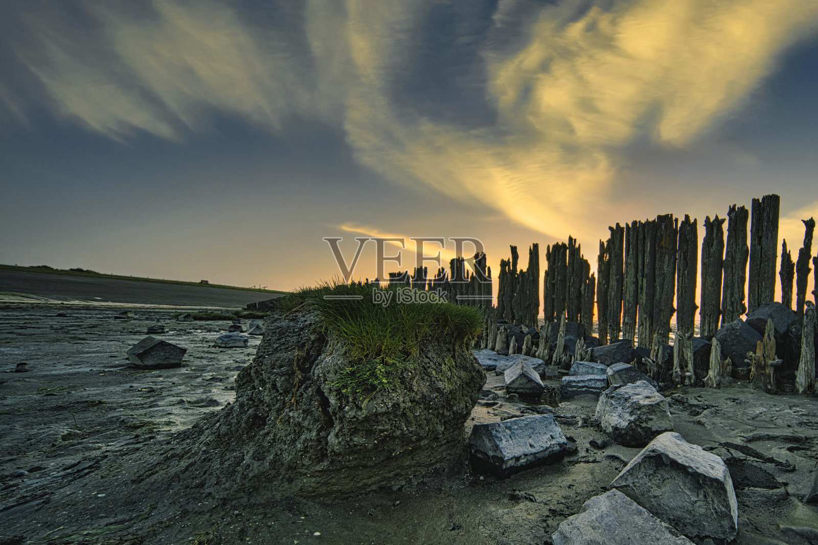 日落时瓦登海的景色，前景是泥和草。Moddergat,弗里斯兰省,荷兰照片摄影图片