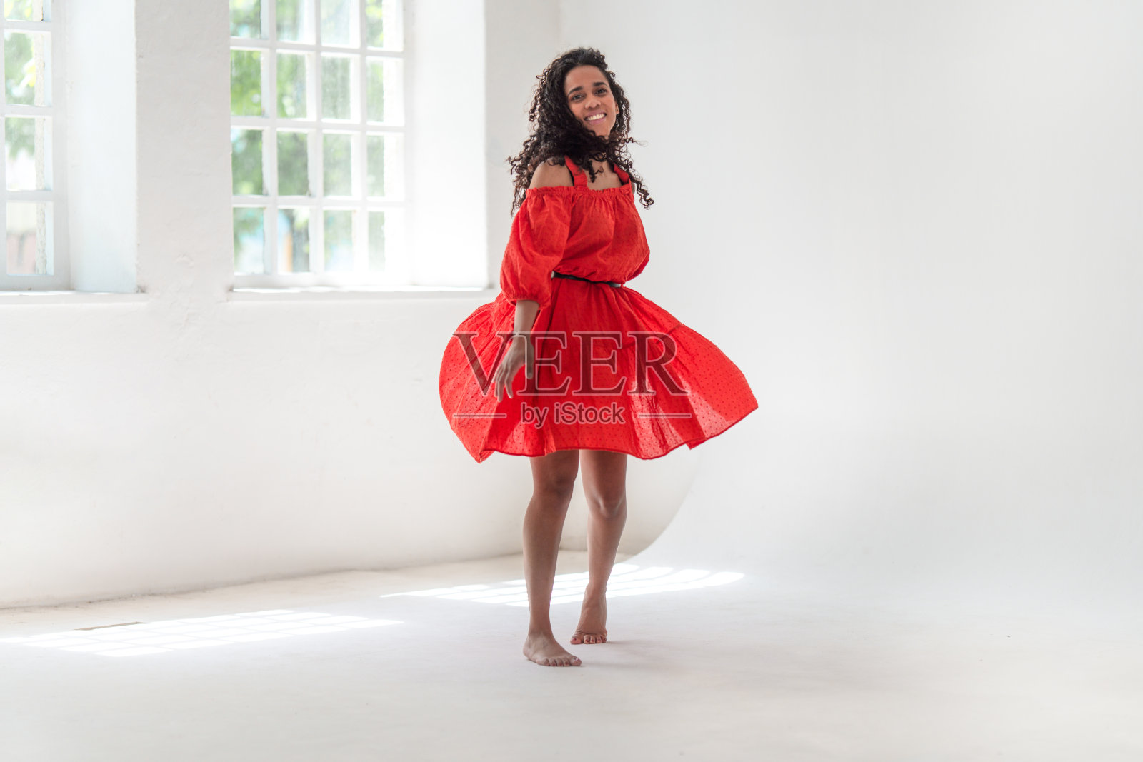 西班牙年轻女子在工作室跳舞照片摄影图片