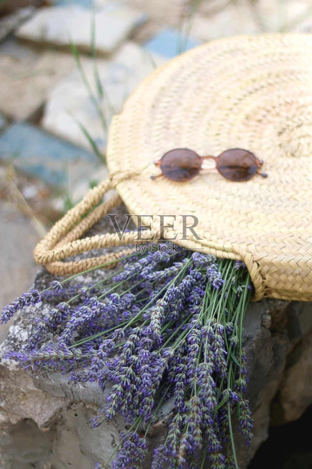 草包，薰衣草和太阳镜照片摄影图片