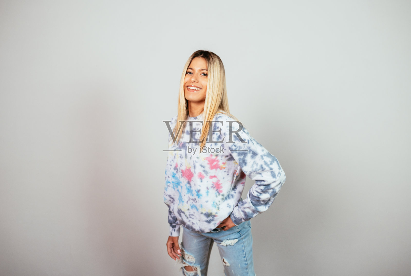 酷少女在扎染衣服摆姿势照片摄影图片