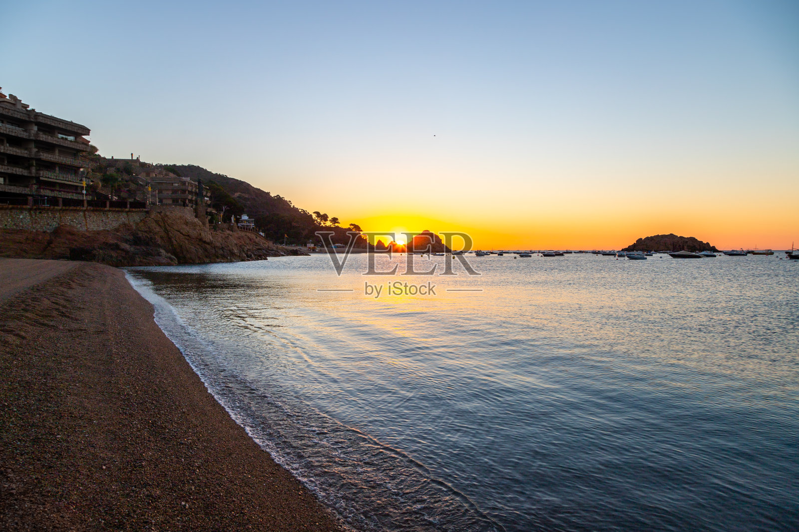 沙滩上的日出照片摄影图片