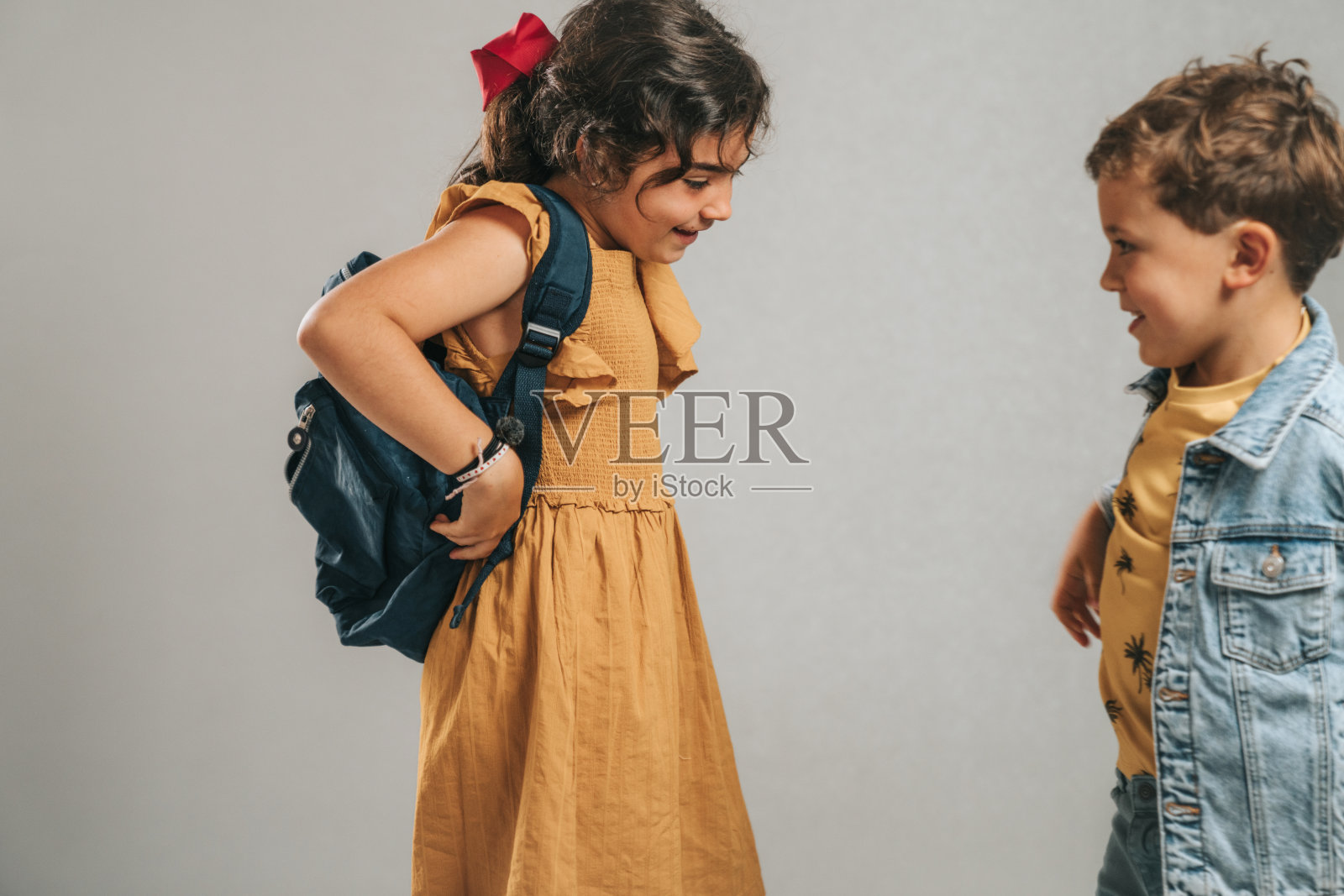 孩子们背着背包摆姿势照片摄影图片