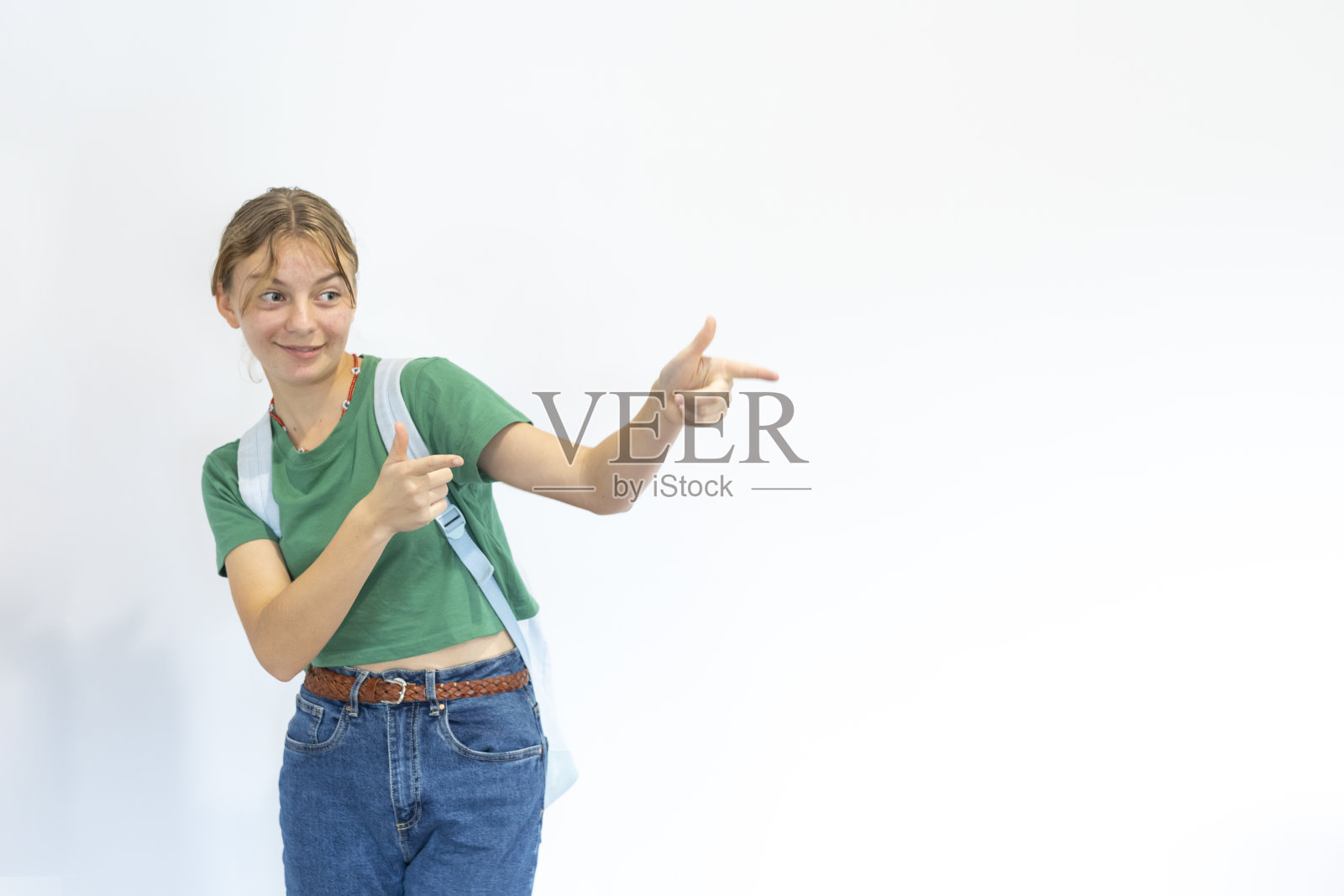 穿着背包的快乐少女照片摄影图片