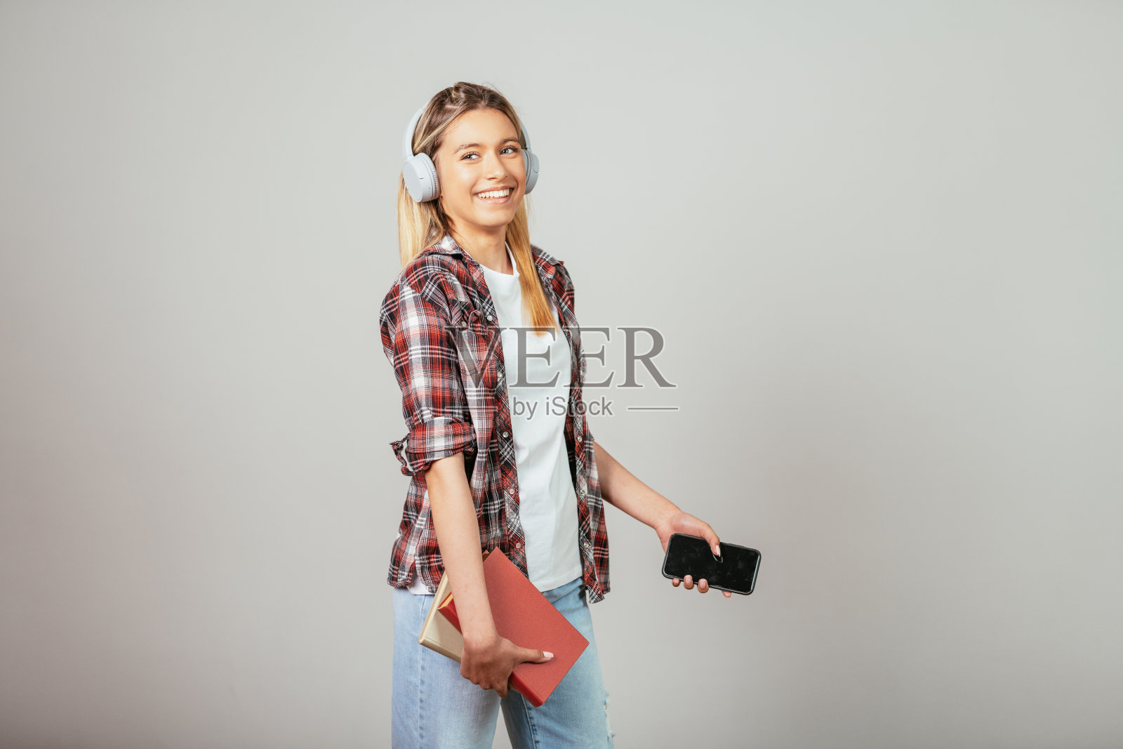 用智能手机拍摄的少女或学生照片照片摄影图片