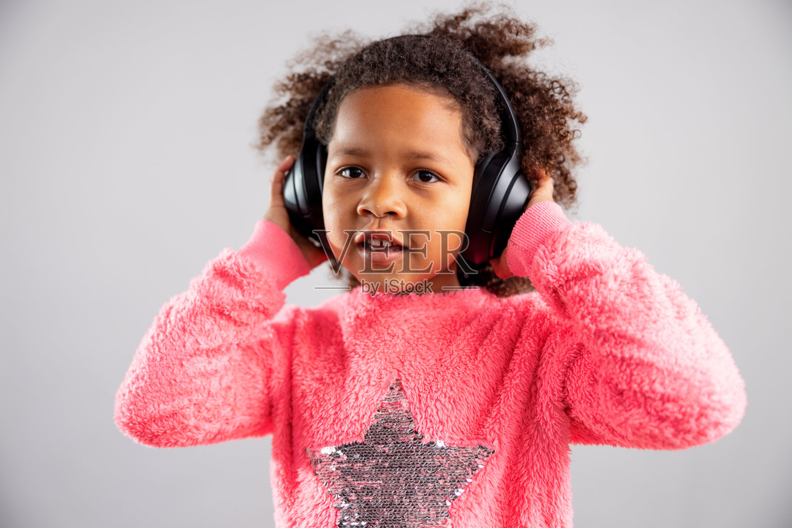 年轻女孩用无线耳机听音乐照片摄影图片