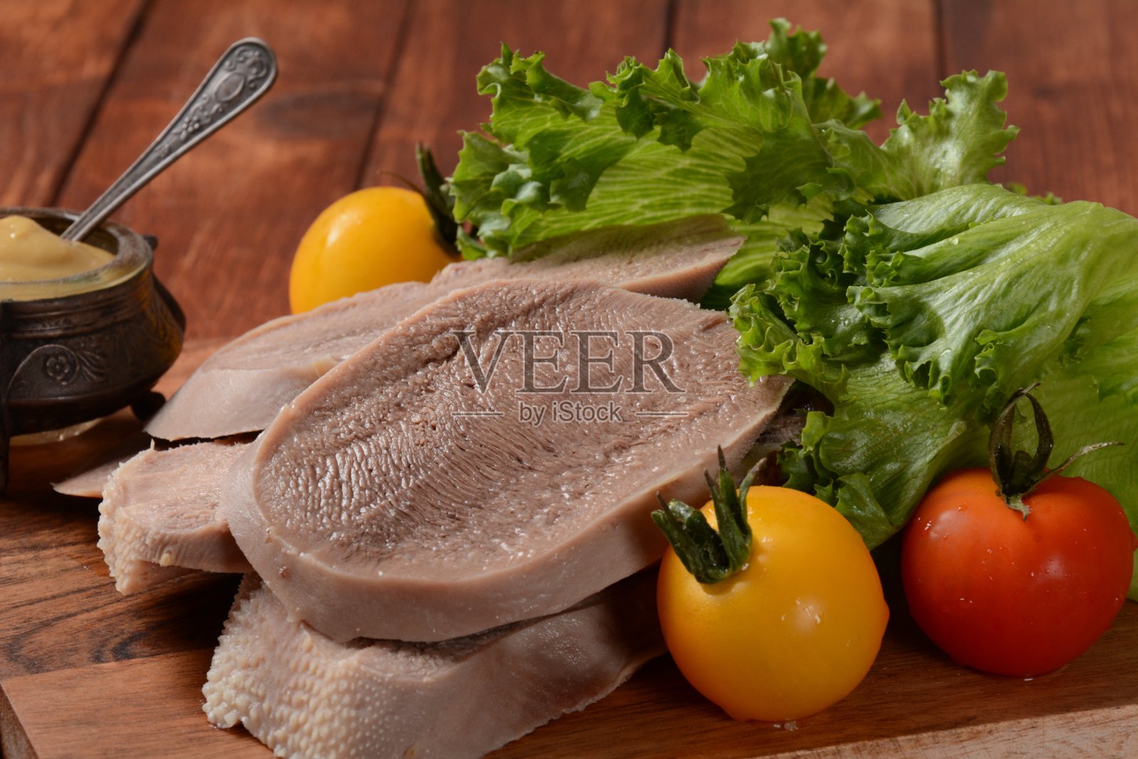 木质背景配芥末西红柿生菜牛肉舌切片拼盘照片摄影图片