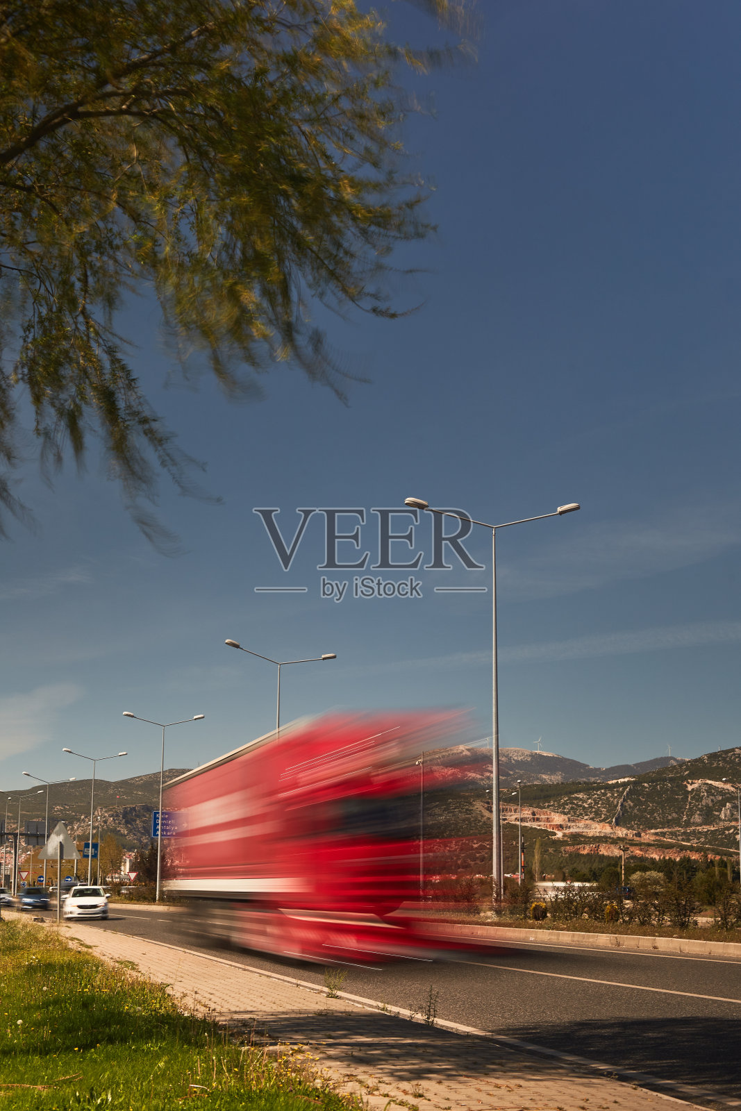 模糊运动的装载卡车在道路上照片摄影图片