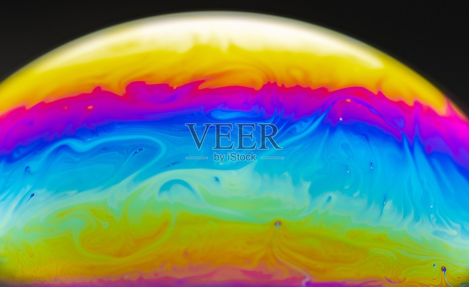 生动的彩虹颜色的宏观肥皂泡创造迷幻的模式下的光圆顶照片摄影图片