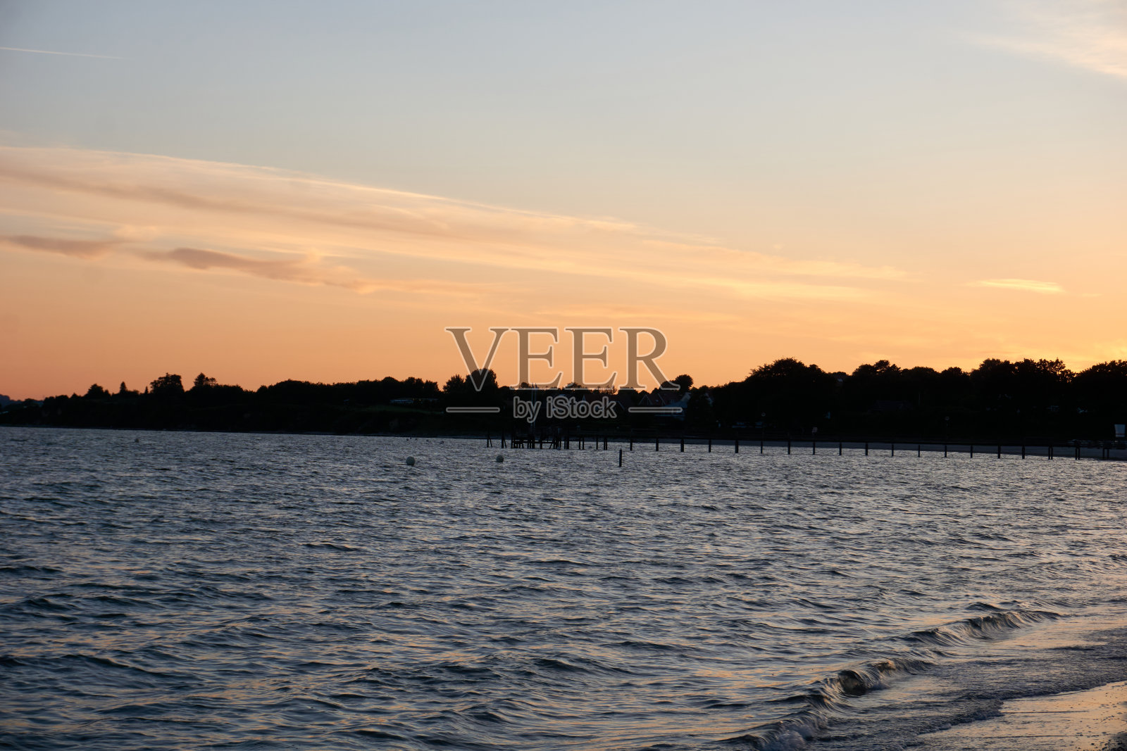 美丽的日落在白色的波罗的海海滩照片摄影图片