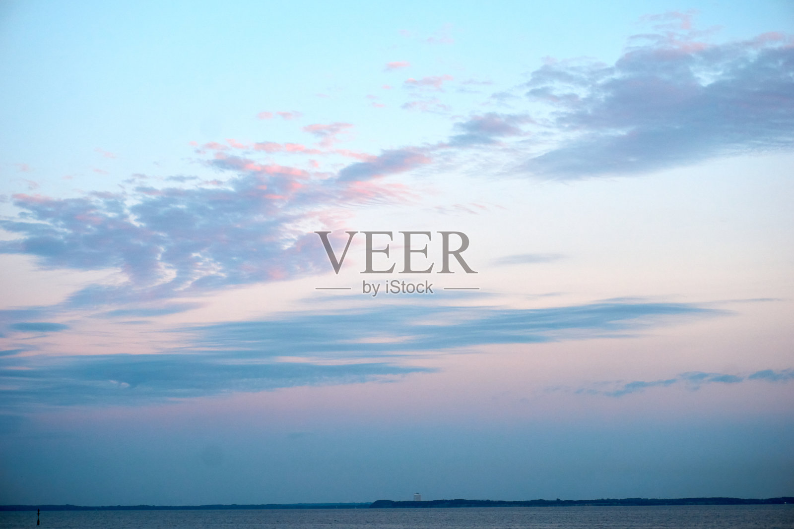 美丽的日落在白色的波罗的海海滩照片摄影图片