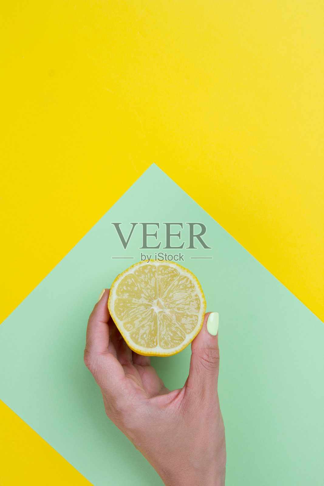 手握新鲜柠檬在明亮的夏季背景。照片摄影图片