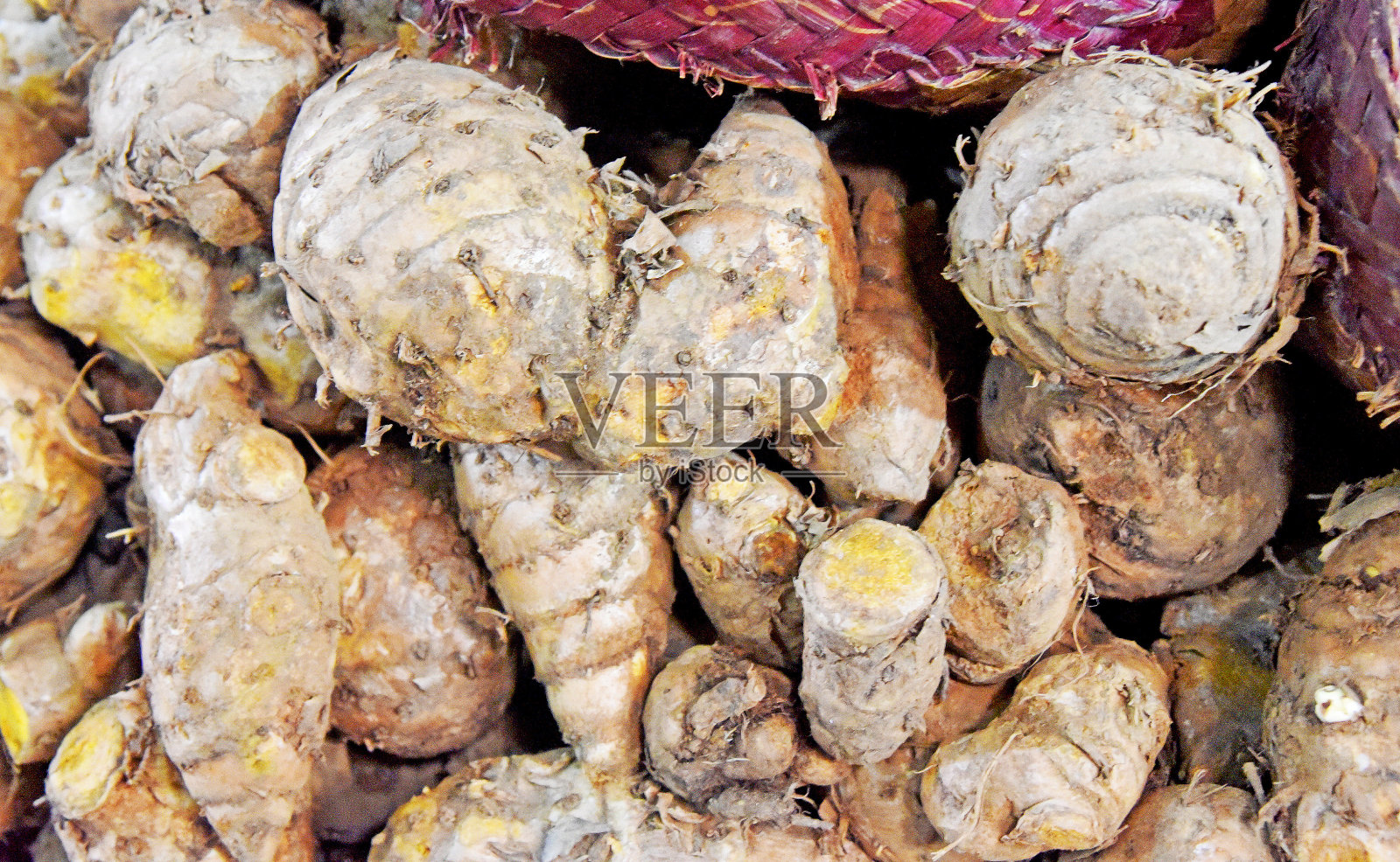 近距离观察有棕色皮肤的姜黄照片摄影图片