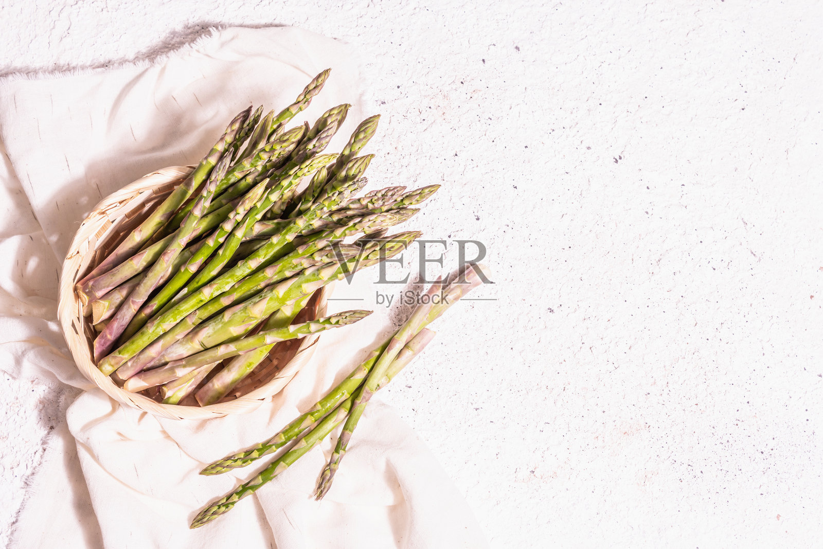 老式亚麻布餐巾上放着成熟的芦笋照片摄影图片