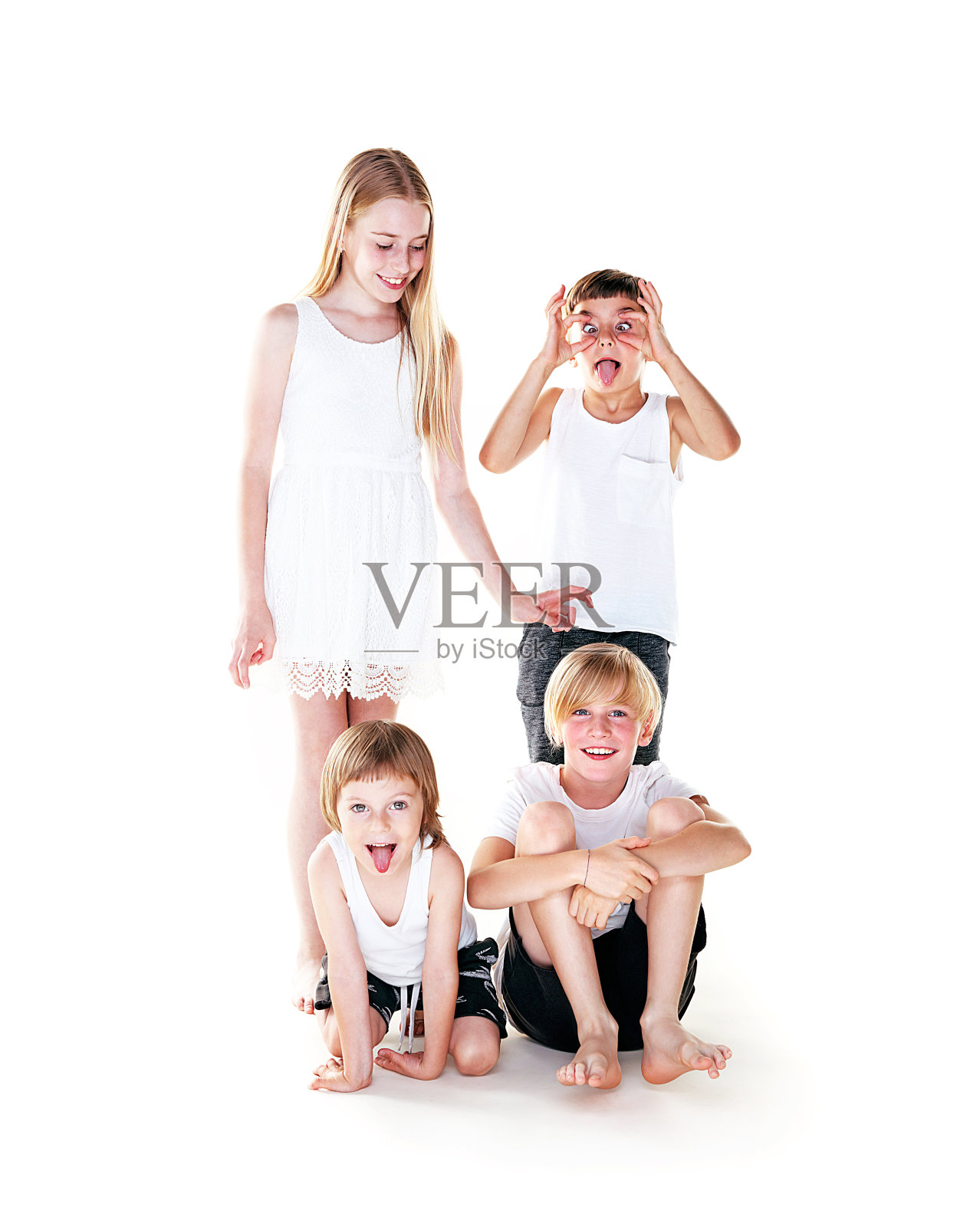 4个兄弟姐妹在工作室照片摄影图片