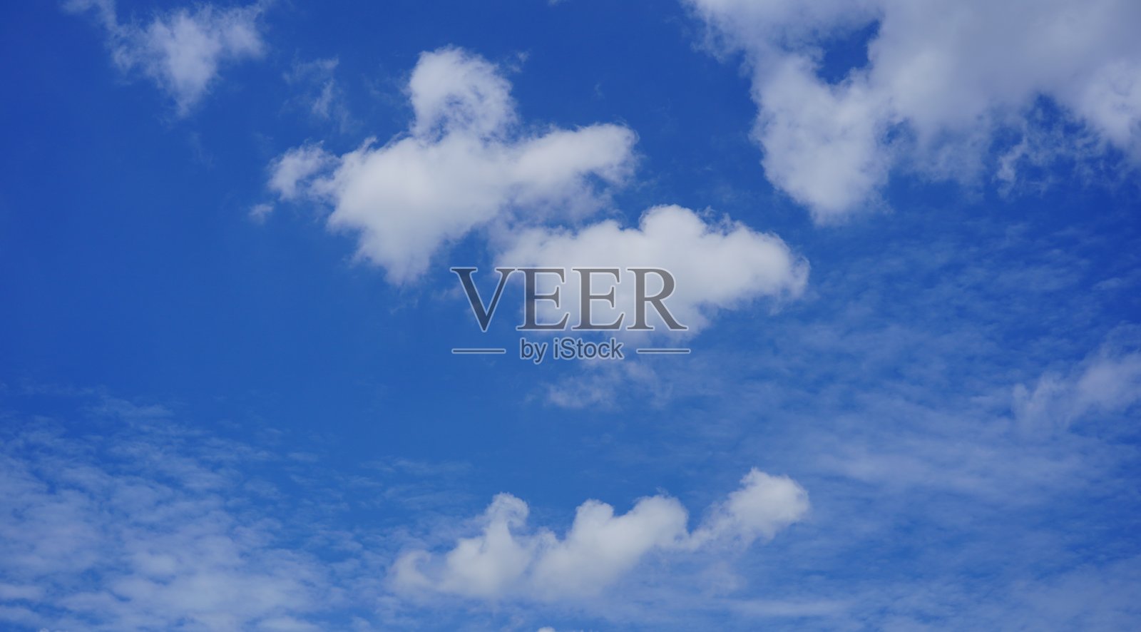 天空背景和白云柔焦照片摄影图片