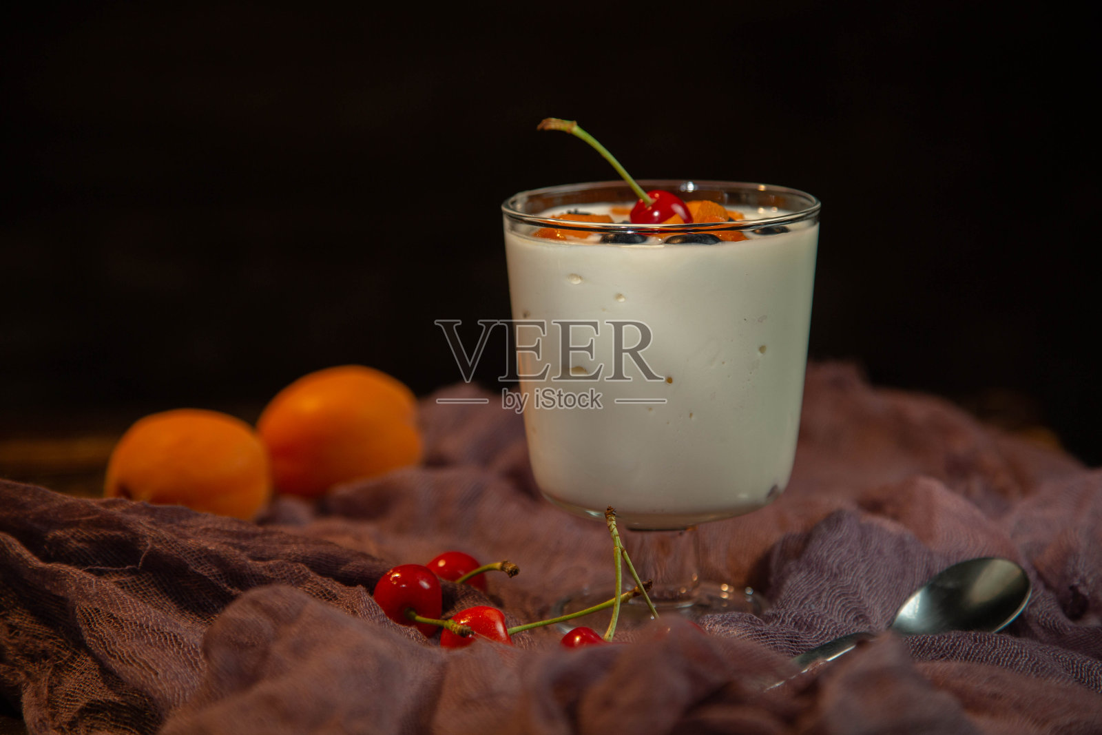 桌上放着自制的酸奶和新鲜水果照片摄影图片