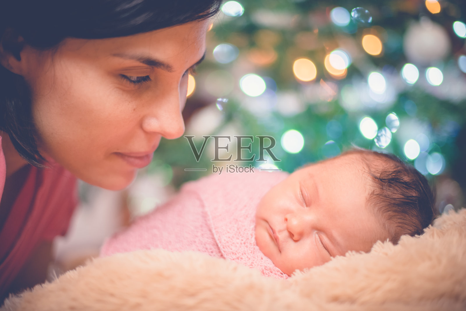 妈妈和女儿躺在明亮的卧室的床上照片摄影图片