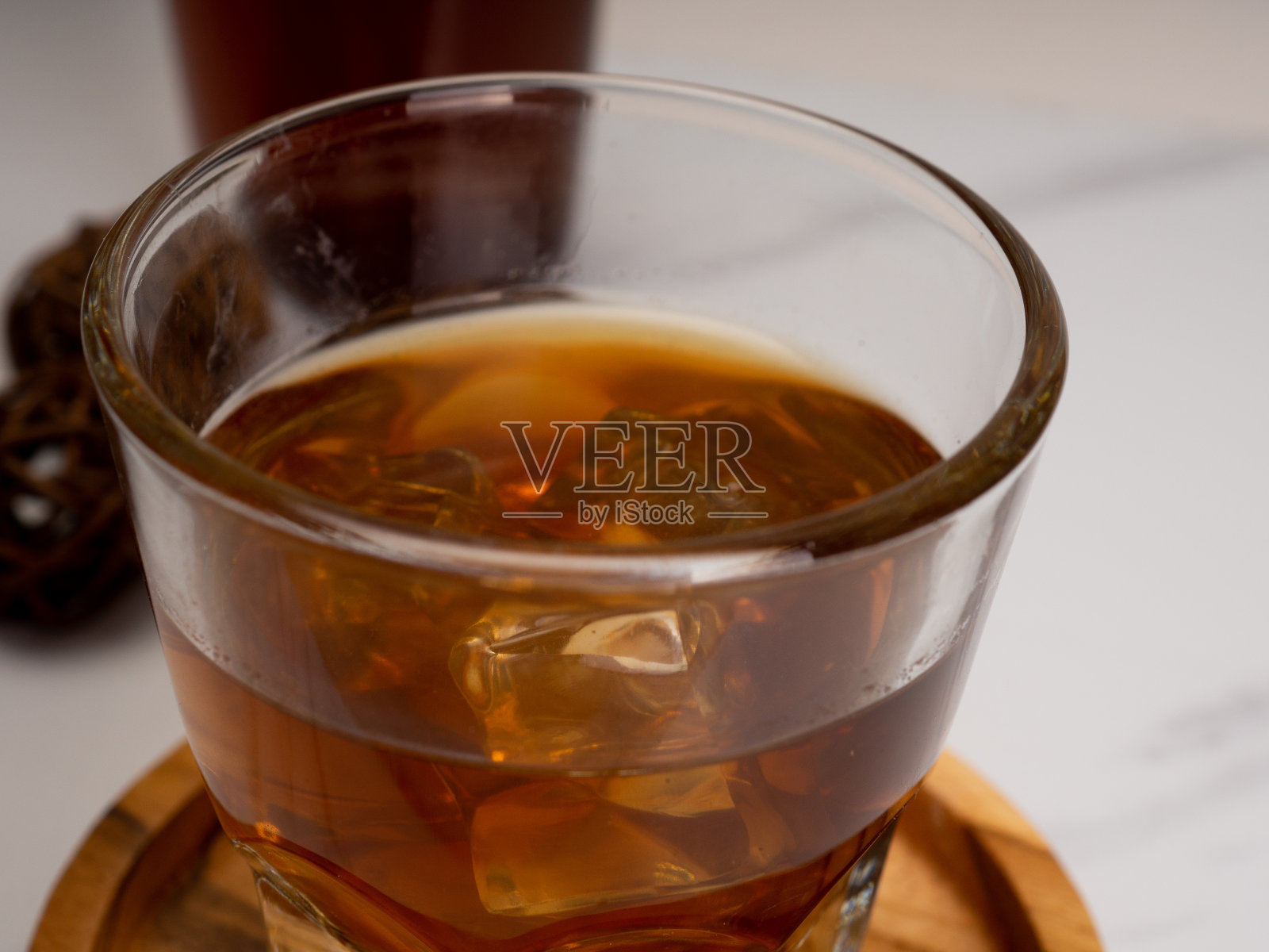 一杯冰咖啡放在一张木桌上，上面放着一个罐子照片摄影图片