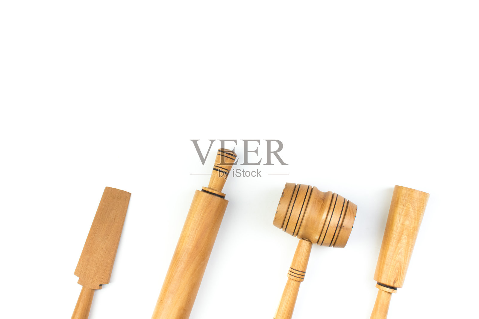 一套木制厨房用具在白色的背景。前视图。为文本复制空间。照片摄影图片