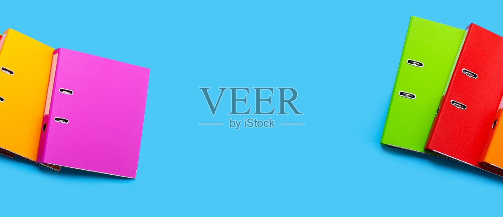 蓝色背景的办公室文件夹。俯视图照片摄影图片