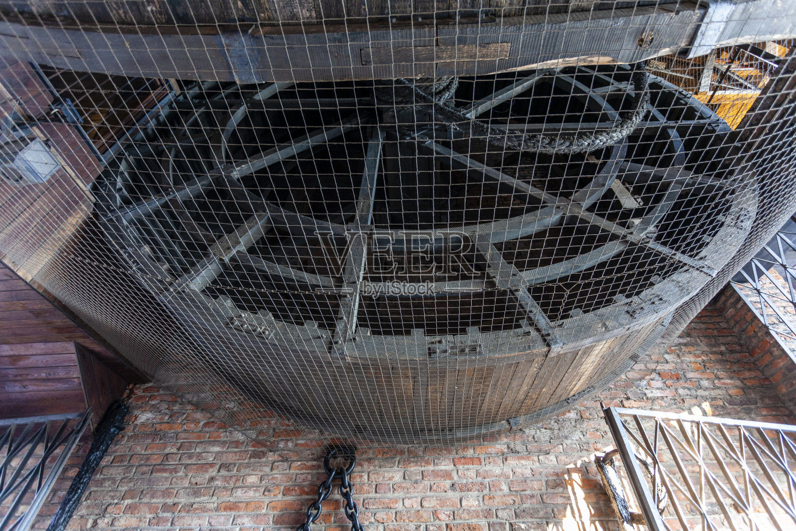 欧洲波兰格但斯克起重机的木制跑步机照片摄影图片