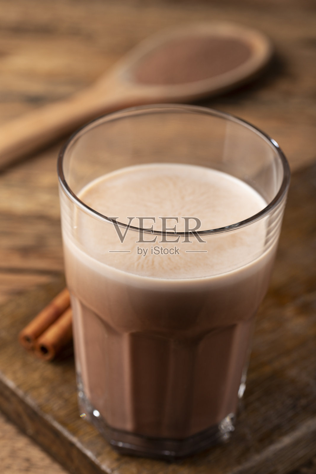 桌上放着巧克力的杯子。照片摄影图片