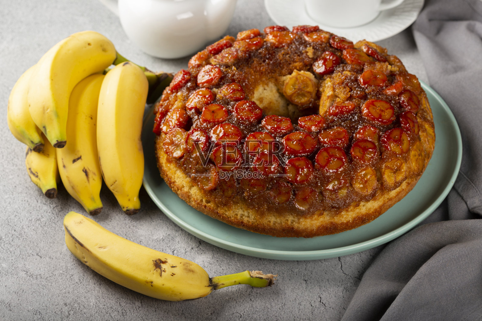 桌上有香蕉蛋糕。照片摄影图片