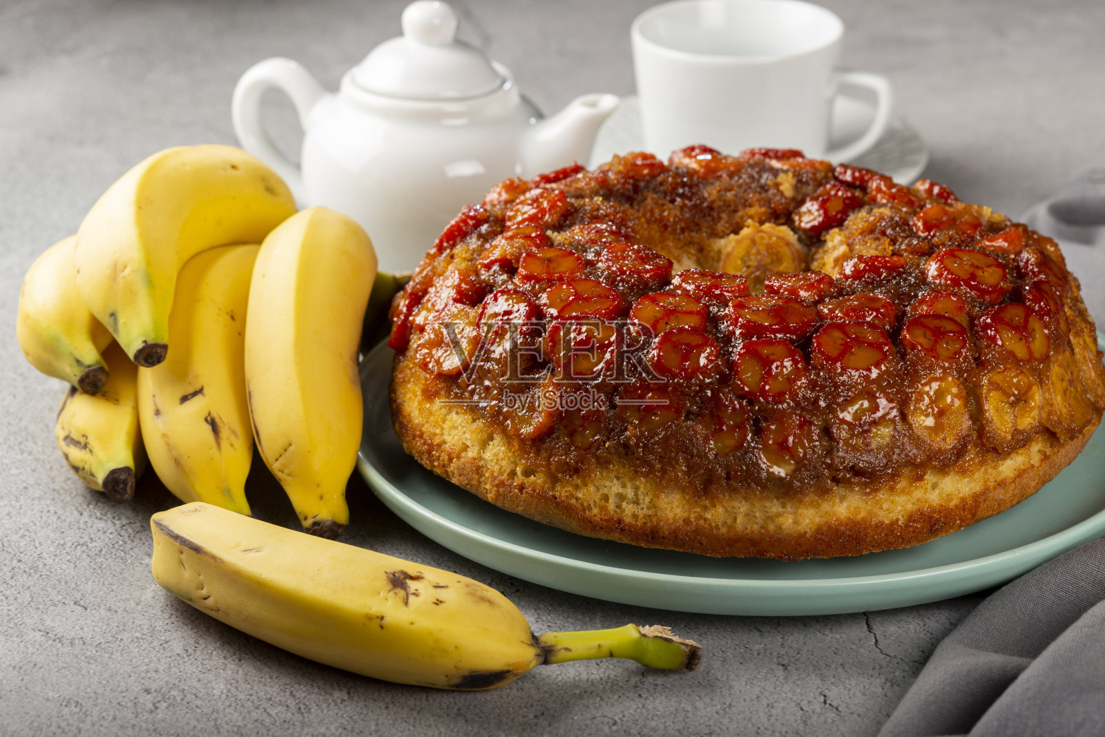 桌上有香蕉蛋糕。照片摄影图片