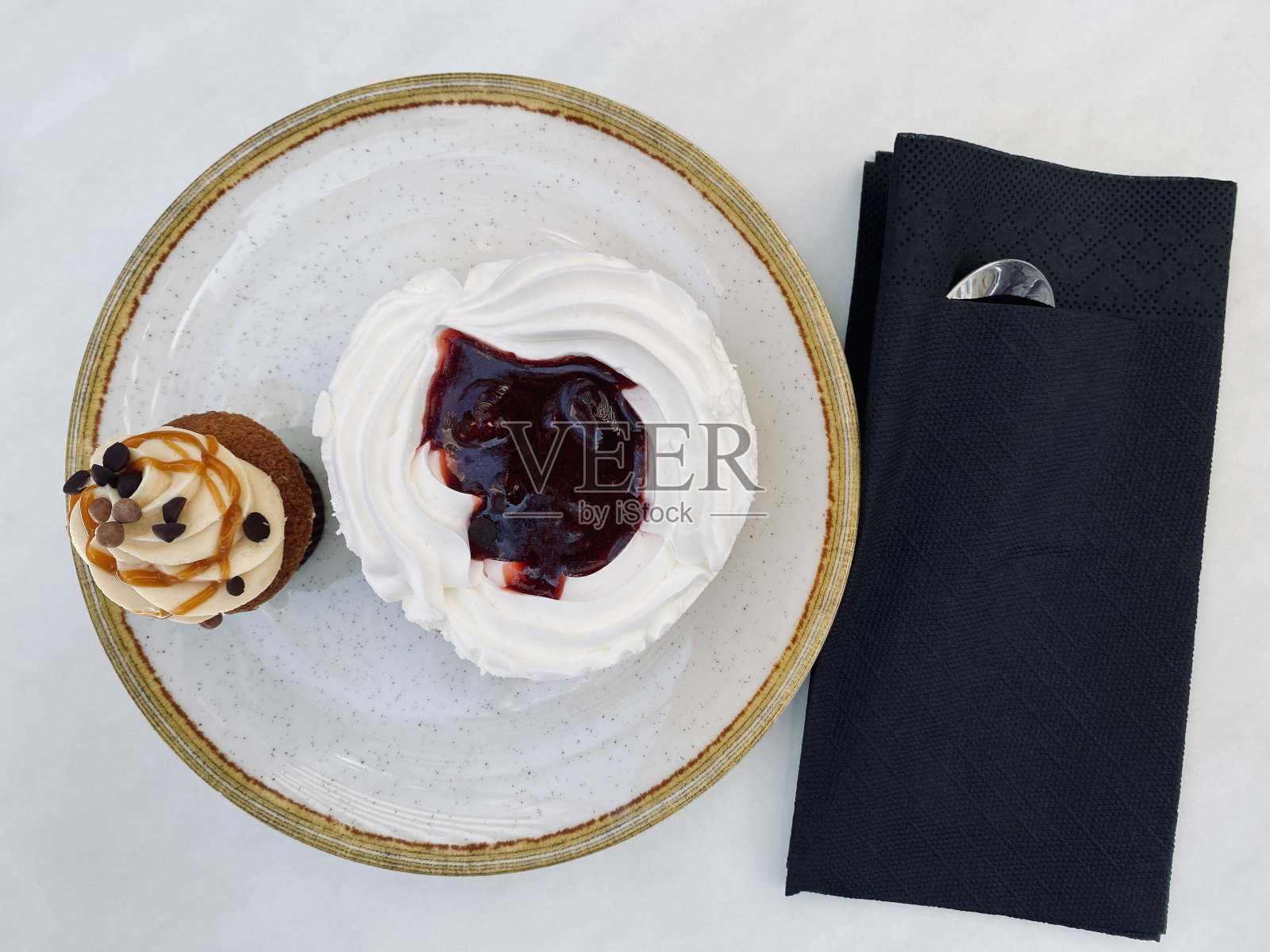 咖啡杯蛋糕平放在盘子上看照片摄影图片