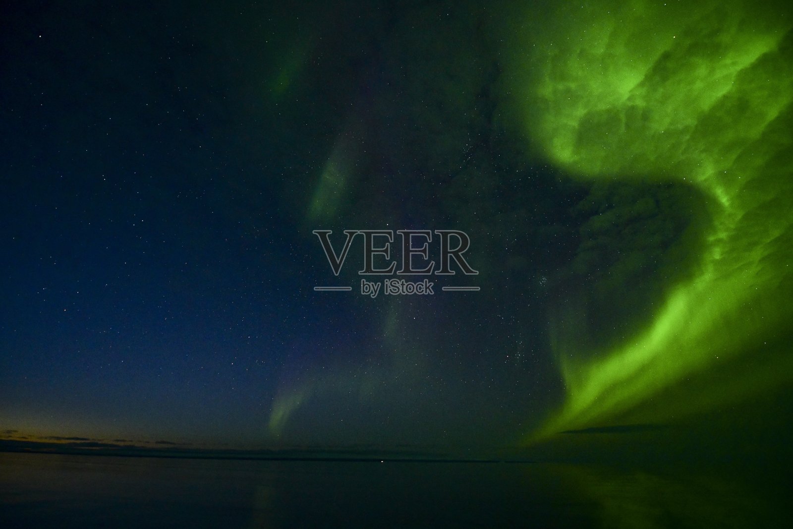 当黄昏的微光徘徊在地平线上时，北极光更加令人愉悦照片摄影图片