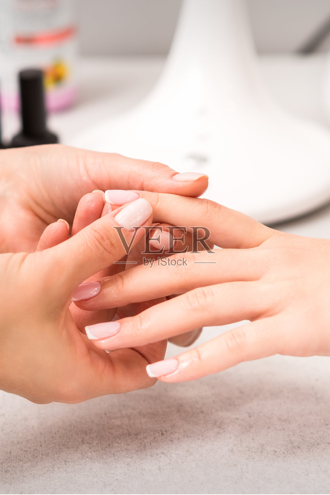 美甲师正在按摩女性的手指照片摄影图片