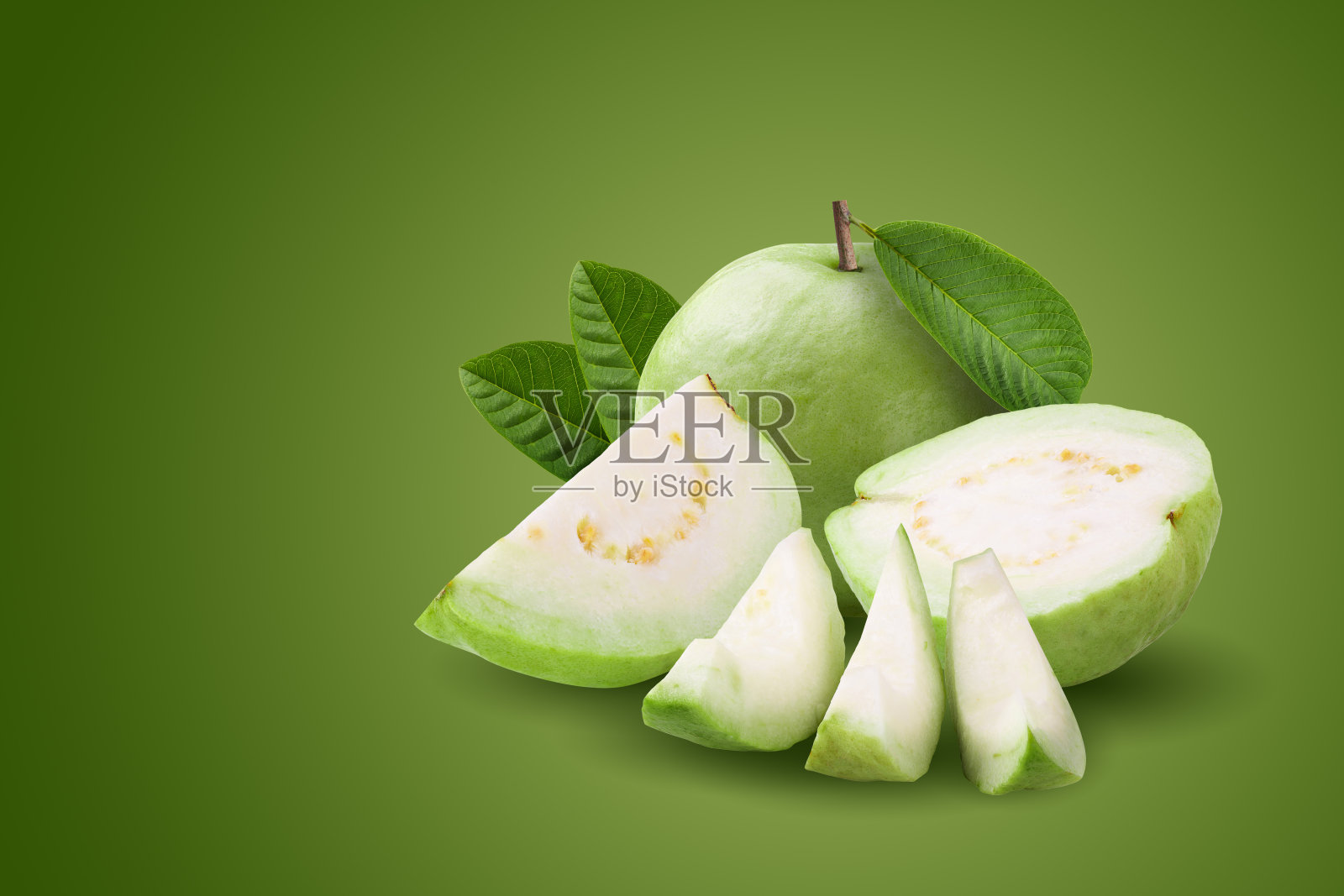 孤立在绿色背景上的番石榴。照片摄影图片