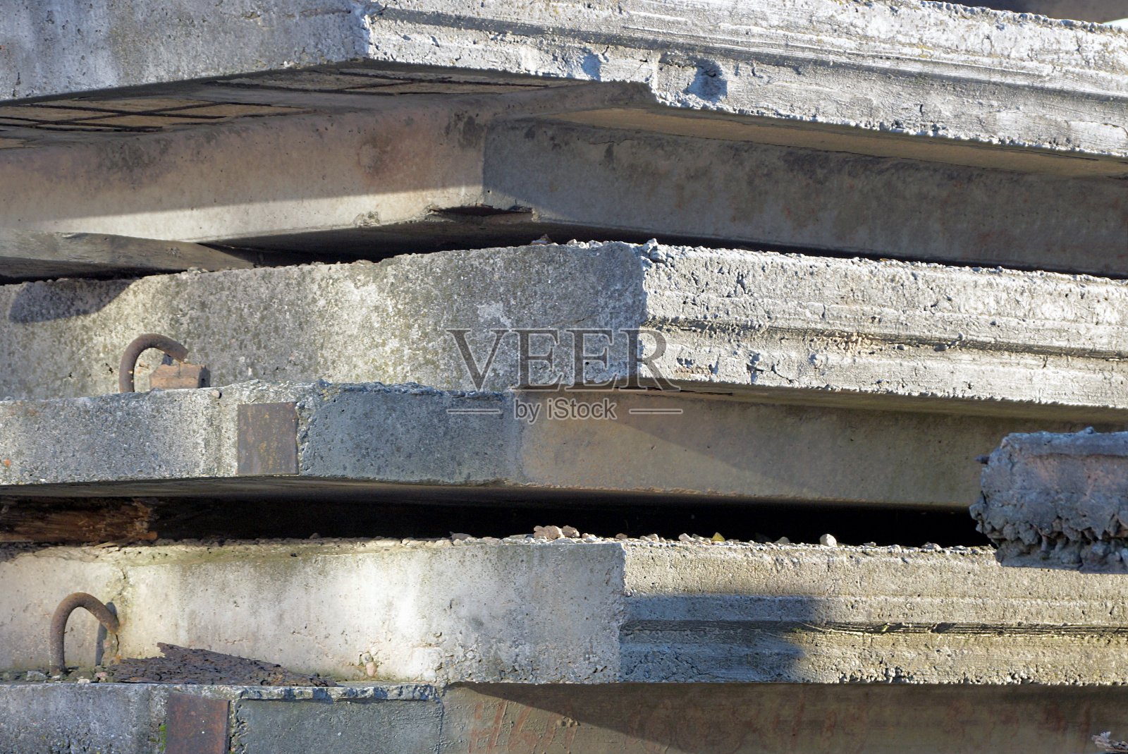 灰色的石头纹理来自一排旧混凝土板照片摄影图片