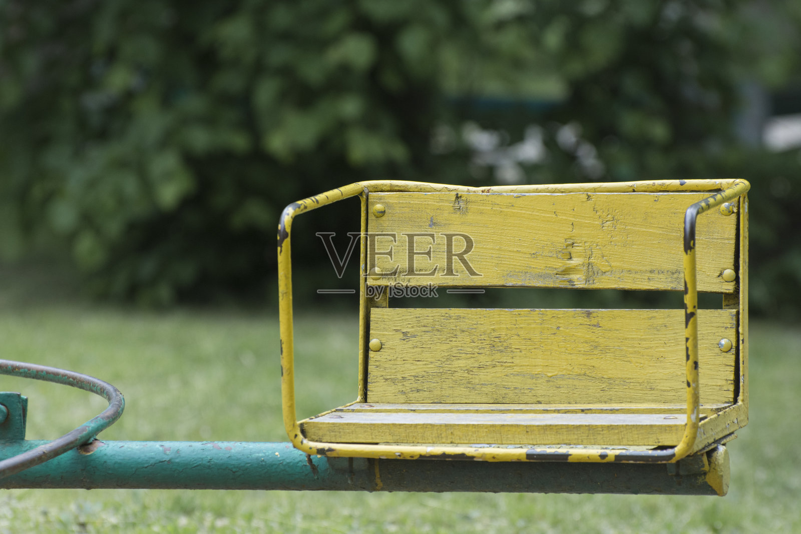 空儿童旋转椅。操场。童年已逝，回忆已逝。照片摄影图片