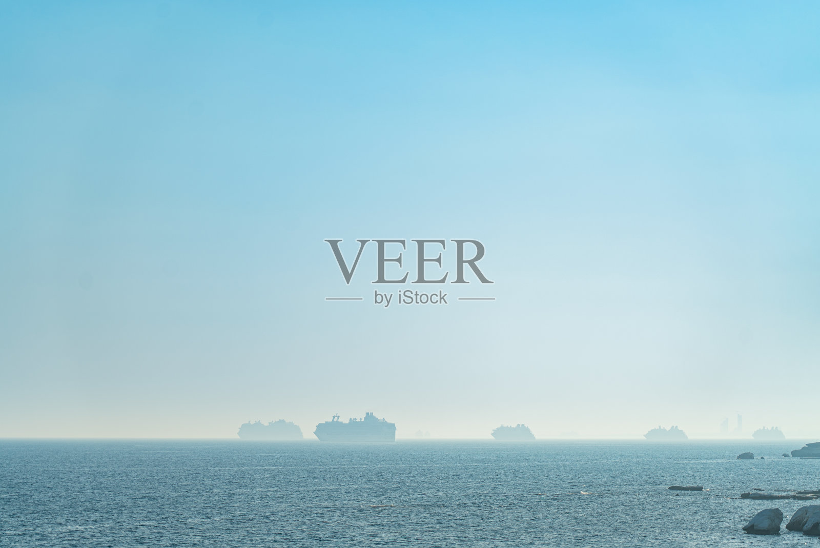 塞浦路斯利马索尔附近的晨雾中，大型集装箱船和邮轮照片摄影图片