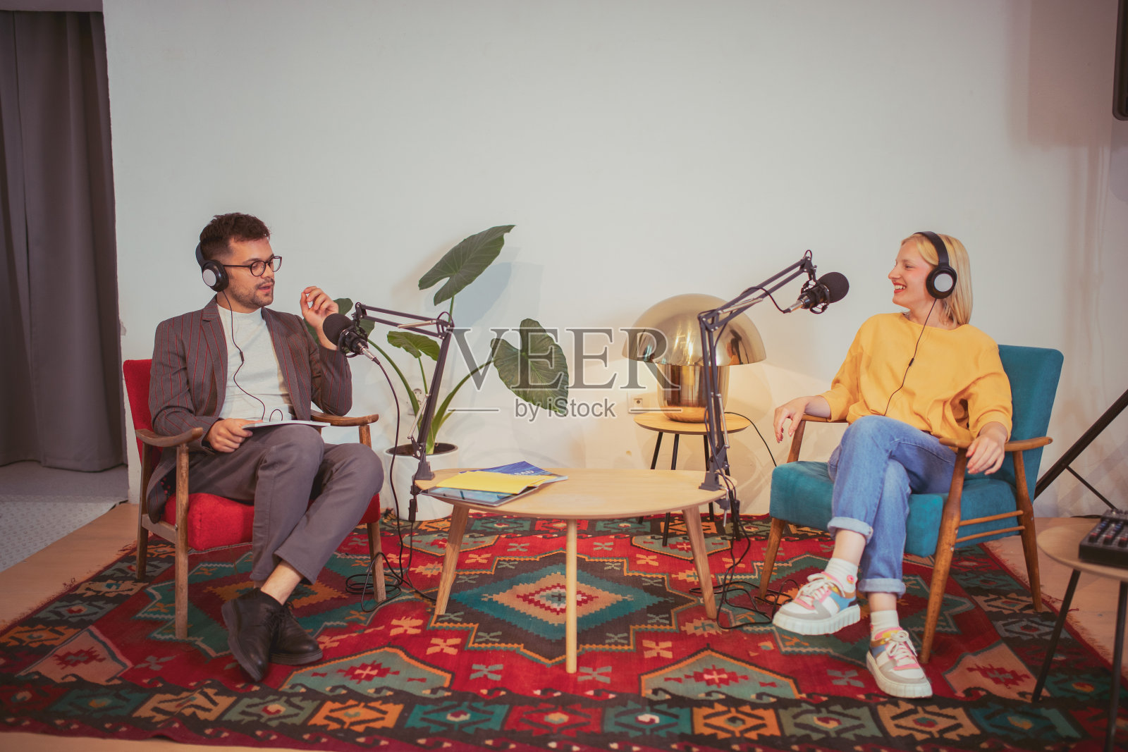 谈论重要的事情照片摄影图片