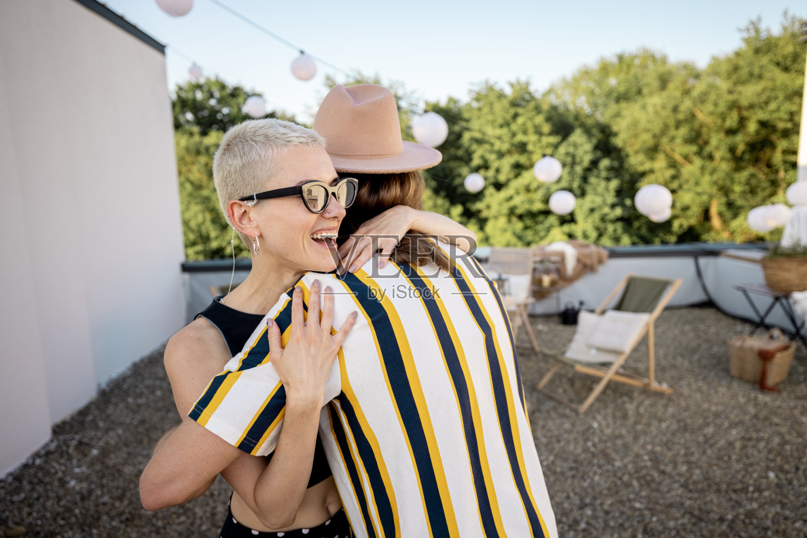 年轻时尚的朋友们在户外聚会上互相问候照片摄影图片