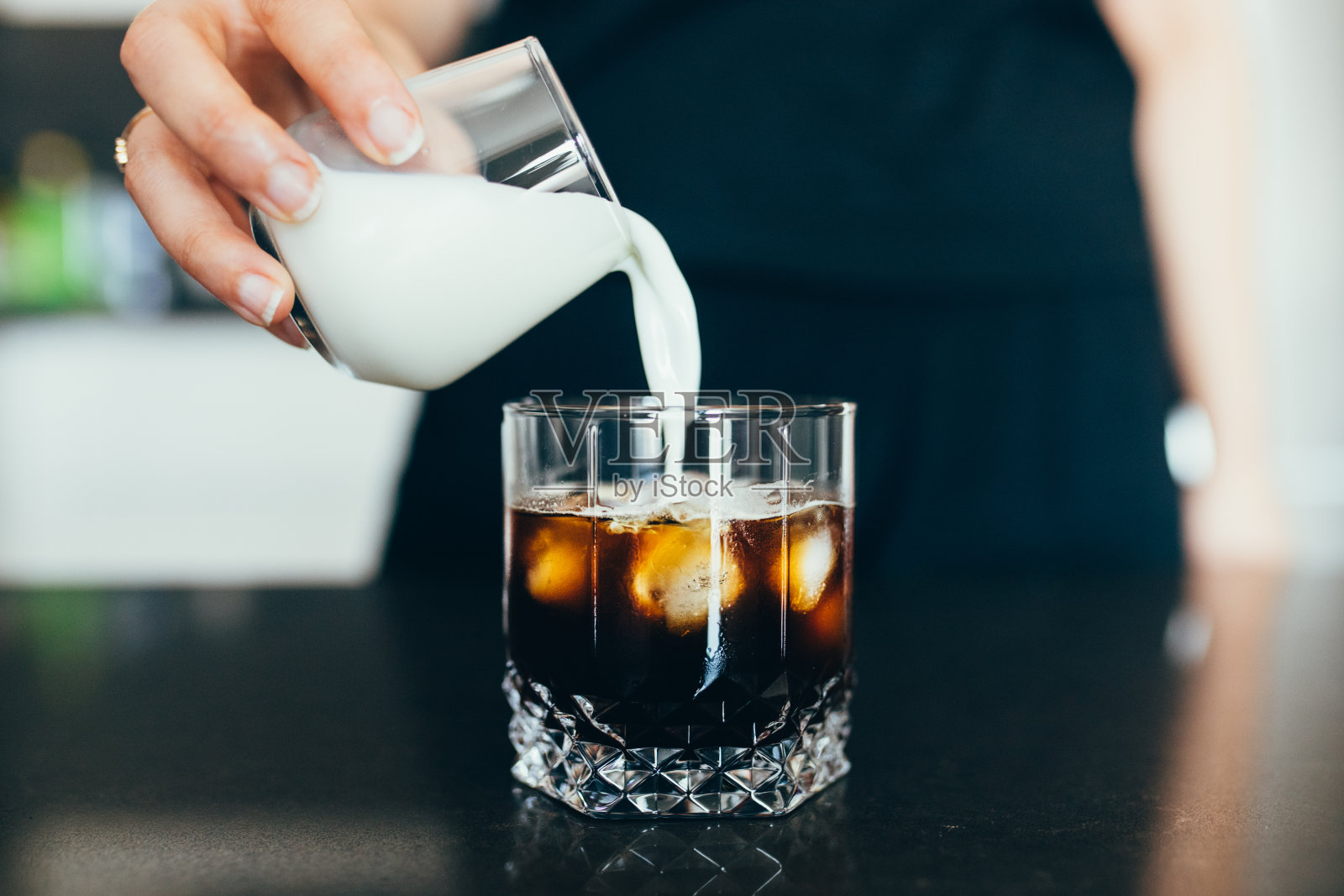 在家准备冰拿铁照片摄影图片