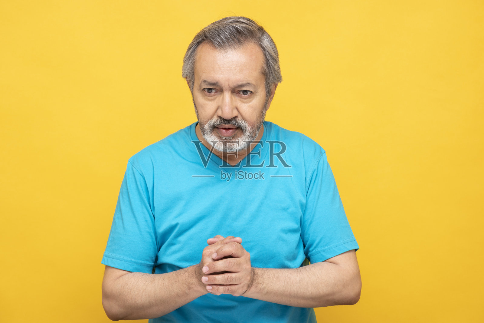 成熟男人的肖像站在孤立的黄色背景:-库存照片照片摄影图片