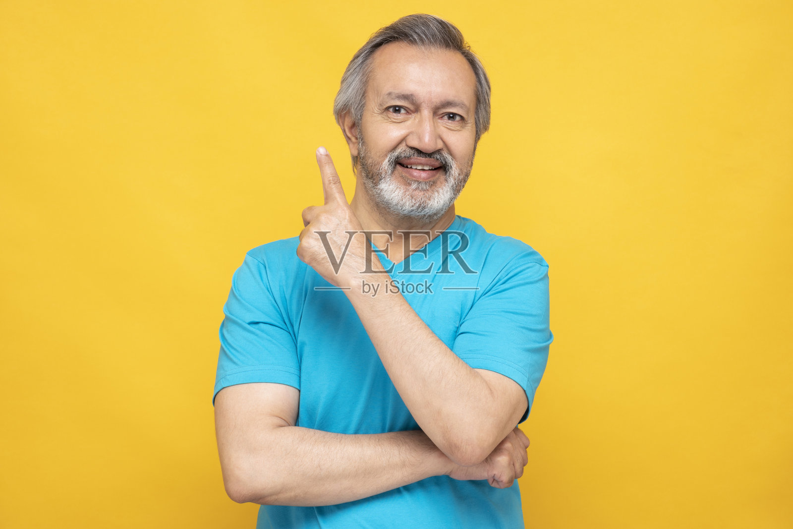 肖像的成熟男子站在孤立的黄色背景:股票照片照片摄影图片