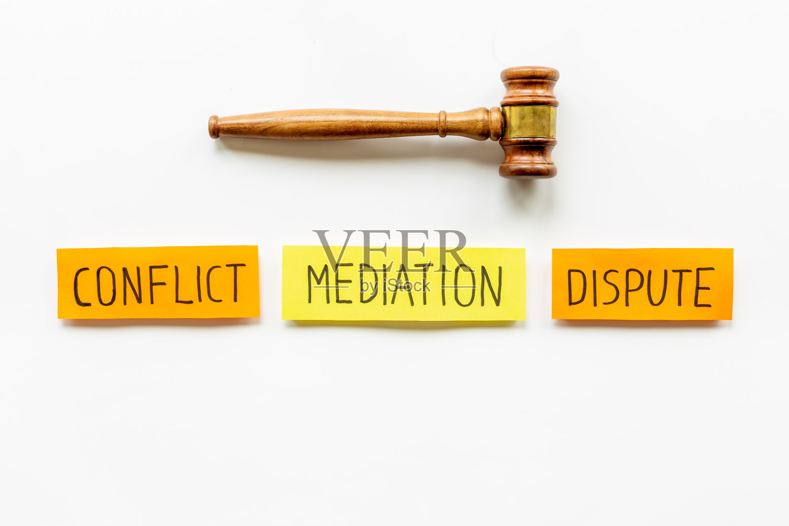 用法官的木槌进行调解。商务外交解决冲突的概念照片摄影图片